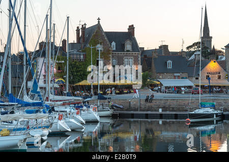 Frankreich, Côtes d ' Armor, Paimpol, Hafen und Quai Morand an einem Sommerabend Stockfoto