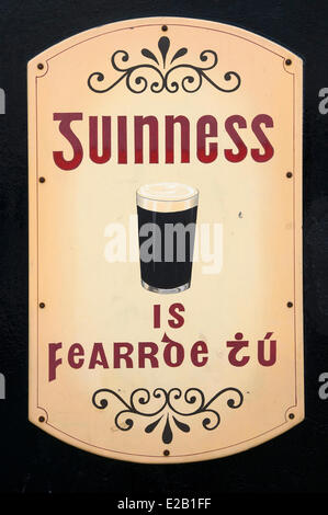 Irland, County Kerry, Killarney, Werbung Guinness im gälischen Stockfoto
