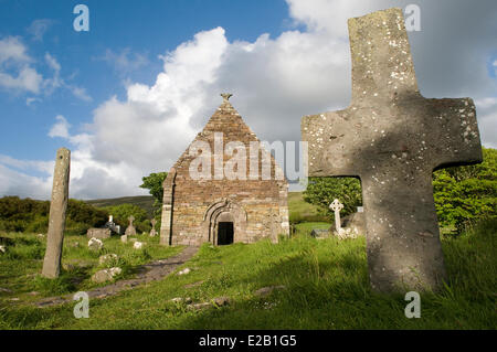 Irland, County Kerry, Dingle Halbinsel, Kilmalkedar Kirche aus dem 12. Jahrhundert, Ogham Stein Durchbruch Stockfoto