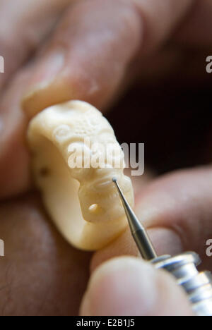 Frankreich, Französisch-Polynesien, Marquesas-Inseln, Insel Ua Pou, Hakahau, Handwerkermarkt, bone Carving Stockfoto