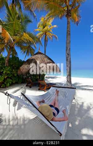 Malediven, Kaafu Nord-Male-Atoll, ein & nur Reeethi Rah Hotel, junge Frau auf einer Hängematte Stockfoto