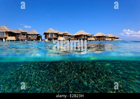 Malediven, Kaafu Nord-Male-Atoll, Coco Palm Boduhithi Hotel, Bungalows auf Pfählen Stockfoto