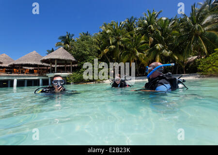 Malediven, Kaafu Nord-Male-Atoll, Baros Hotel Taucher Stockfoto