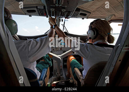 Malediven, Wasserflugzeug von Maldivian Air Taxi Unternehmen, pilot bei Abflug Stockfoto