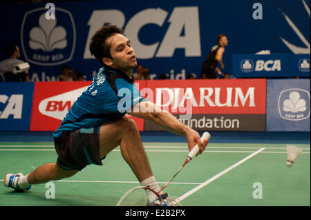 Jakarta, Indonesien. 18. Juni 2014. Parupalli Kashyap Indiens gibt den Federball, Kenichi Tago Japans während Runde 1 des BCA Indonesien Open 2014 im Istora Senayan Jakarta, Indonesien, 18. Juni 2014 zurück. Kenichi Tago gewann 2: 1. Bildnachweis: Veri Sanovri/Xinhua/Alamy Live-Nachrichten Stockfoto