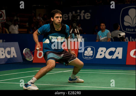 Jakarta, Indonesien. 18. Juni 2014. Parupalli Kashyap Indiens gibt den Federball, Kenichi Tago Japans während Runde 1 des BCA Indonesien Open 2014 im Istora Senayan Jakarta, Indonesien, 18. Juni 2014 zurück. Kenichi Tago gewann 2: 1. Bildnachweis: Veri Sanovri/Xinhua/Alamy Live-Nachrichten Stockfoto