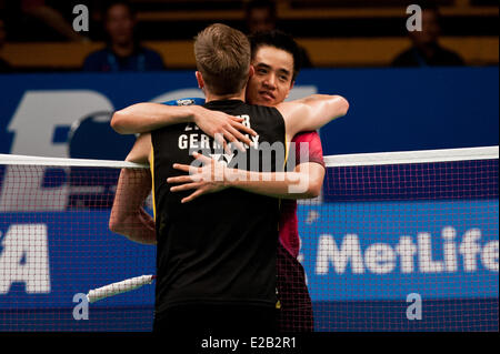 Jakarta, Indonesien. 18. Juni 2014. Marc Zwiebler Deutschlands (vorne) schmiegt sich Simon Santoso Indonesiens in Runde 1 des BCA Indonesien Open 2014 im Istora Senayan Jakarta, Indonesien, 18. Juni 2014. Simon Santoso gewann 2: 1. Bildnachweis: Veri Sanovri/Xinhua/Alamy Live-Nachrichten Stockfoto