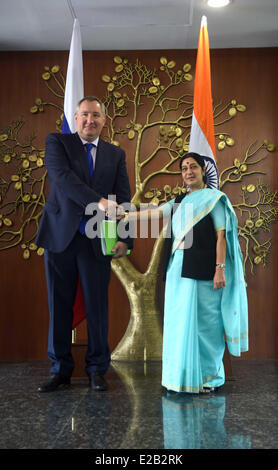 Neu-Delhi, Indien. 18. Juni 2014. Indischer Minister der External Affairs Sushma Swaraj (R) schüttelt Hände mit Besuch russischen Vizepremier Dmitry Rogozin in Neu-Delhi, Indien, 18. Juni 2014. © Partha Sarkar/Xinhua/Alamy Live-Nachrichten Stockfoto