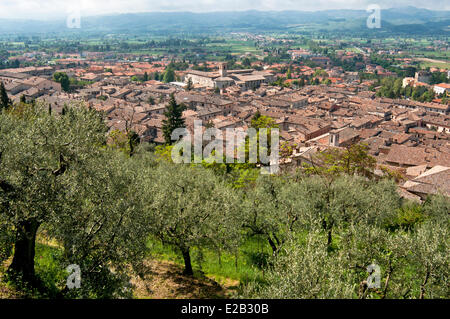 Italien, Umbrien, Gubbio, Panorama, Kirche San Pietro Stockfoto