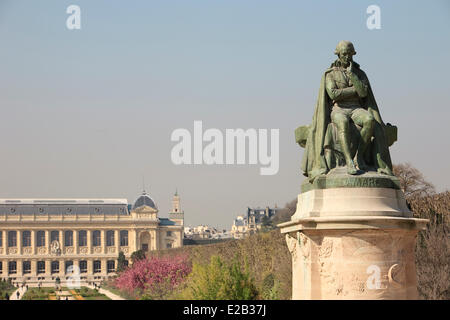 Frankreich, Paris, dem Jardin des Plantes (Botanischer Garten) im Frühling, die Statue von Lamarck und die große Galerie der Stockfoto