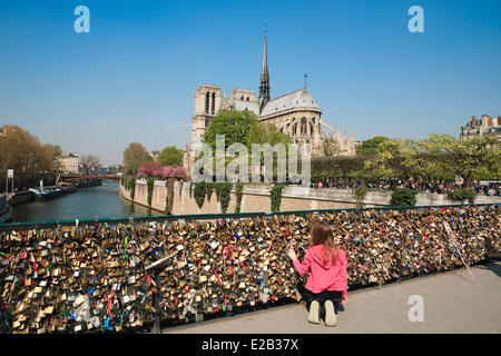 Frankreich, Paris, Seine Ufer Weltkulturerbe der UNESCO, Vorhängeschlösser links von den Liebhabern auf dem Geländer der Pont de Stockfoto