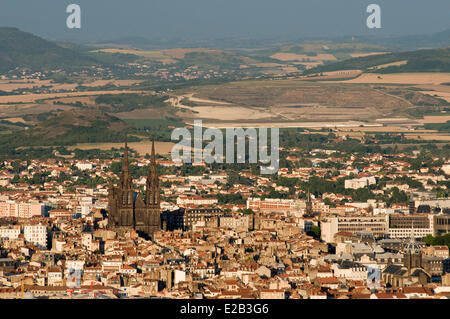 Frankreich, Puy de Dome, Clermont-Ferrand, Überblick über die Stadt und die umliegende Landschaft, Kathedrale Mariä Himmelfahrt, Stockfoto