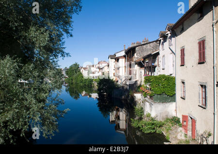 Frankreich, Cantal, Aurillac, befindet sich am Rande der Jordanne Reflexion im Flusswasser Stockfoto