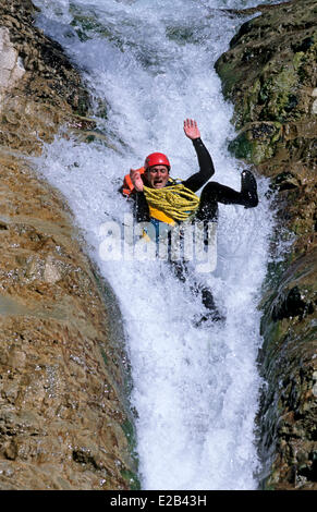 Frankreich, Alpes de Hautes Provence, Gorges du Verdon, La Palud Sur Verdon Canyoning Aktivität, der Guide Pascal Faudou auf einer Folie Stockfoto