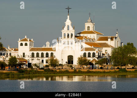 Spanien, Andalusien, El Rocio, Donana Nationalpark, Weltkulturerbe der UNESCO, Kirche bei Sonnenuntergang Stockfoto