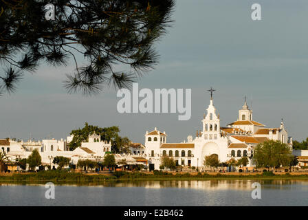 Spanien, Andalusien, El Rocio, Donana Nationalpark, Weltkulturerbe der UNESCO, Kirche und Dorf bei Sonnenuntergang Stockfoto