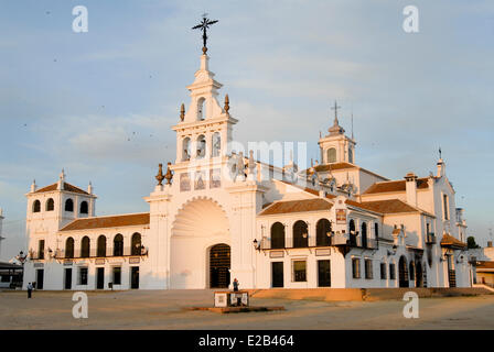 Spanien, Andalusien, El Rocio, Donana Nationalpark, Weltkulturerbe der UNESCO, Kirche bei Sonnenuntergang Stockfoto