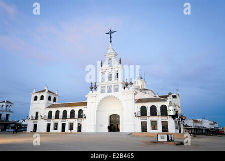 Spanien, Andalusien, El Rocio, Donana Nationalpark, aufgeführt als Weltkulturerbe der UNESCO, Kirche in der Abenddämmerung Stockfoto