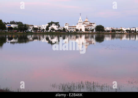 Spanien, Andalusien, El Rocio, Donana Nationalpark, aufgeführt als Weltkulturerbe der UNESCO, Kirche und Dorf in der Dämmerung und seine Stockfoto