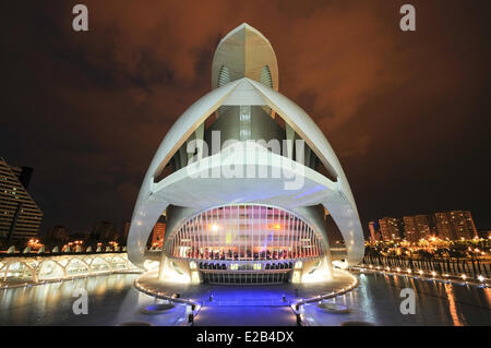 Spanien, Valencia, Stadt der Künste und Wissenschaften in Valencia, Palast der Künste Reina Sofia, der Architekt Santiago Calatavra bei Nacht Stockfoto