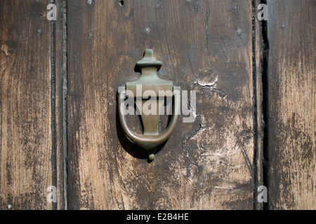 Türklopfer an alte Tür Stockfoto