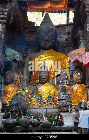 Buddhistische Statuen zieren Altar bei den Ruinen von Angkor antike Wat Phu, gebaut von den Khmers in Champasak, Laos Stockfoto