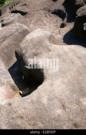 Eine Steinskulptur inmitten der Ruinen von Angkor antike Wat Phu, gebaut von den Khmers in Champasak, Laos. Stockfoto