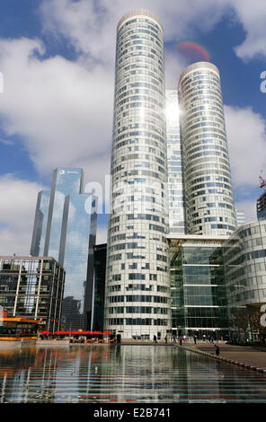 Frankreich, Hauts-de-Seine, La Défense, Coeur Wehrtürme vom Architekten Jean Paul Viguier, und insgesamt Turm und La Fontaine durch Stockfoto