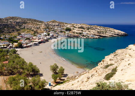 Griechenland, Kreta, Matala, Dorf und Strand der Bucht mit türkisfarbenem Wasser Stockfoto