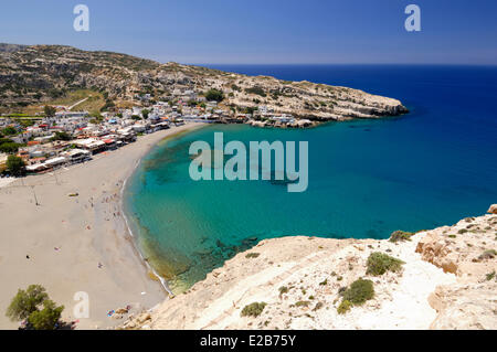 Griechenland, Kreta, Matala, Dorf und Strand der Bucht mit türkisfarbenem Wasser Stockfoto