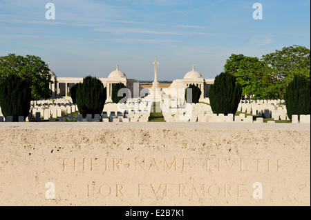 Frankreich, Pas-De-Calais, Loos En Gohelle, Dud Ecke Militärfriedhof, Gedenktafel vor dem Friedhof Stockfoto