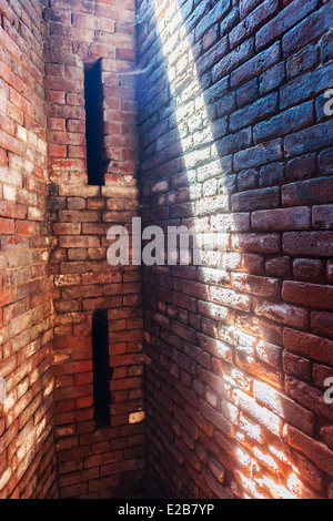 Eine Welle von Sonnenlicht beleuchtet das Mauerwerk in den Lagerraum für Schießpulver in der historischen Fort Totten Wasser Batterie Stockfoto