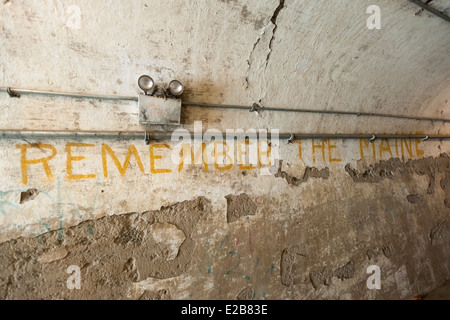 Ursprünglichen Graffiti fordert Besucher "Die Maine im Transporttunnel in historischen Fort Totten Wasser Batterie in New York erinnern" Stockfoto