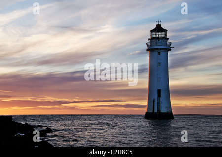 Leuchtturm vor Sonnenuntergang Himmel in New Brighton. Stockfoto