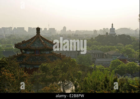 China, Beijing, Tempel im Park des Coal Hill und die weiße Dogoba in der Beihai-Park im Hintergrund Stockfoto