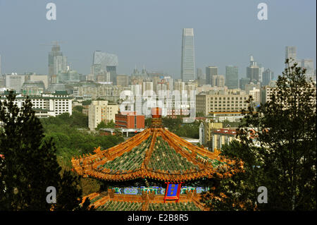 China, Beijing, Tempel im Park des Coal Hill (Jingshan Park) mit CCTV und China World Tower in den Rücken Stockfoto