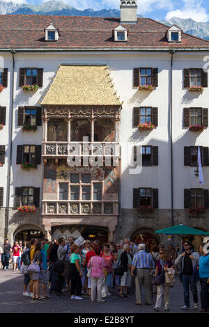 Österreich, Tirol, Innsbruck, Fassade des kleinen Goldenen Dachl (Goldenes Dachl) im Jahre 1420 mit 2657 Kupfer Schindeln vergoldet bedeckt baut Stockfoto