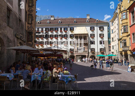 Österreich, Tirol, Innsbruck, Straße Herzog-Friedrich-Straße, am unteren Fassade des kleinen Goldenen Dachl gebaut im Jahre 1420 Stockfoto