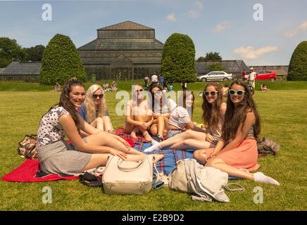 Botanische Gärten, Glasgow, Schottland, Großbritannien. 18. Juni 2014. Eine Gruppe von jungen Frauen genießen noch einen glühend heißen Tag des sonnigen Wetters in den botanischen Gärten, Glasgow. Paul Stewart/Alamy News. Stockfoto