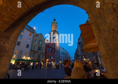 Österreich, Tirol, Innsbruck, Stadtturm von ehemaligen Rathaus (City Hall) und seine Glocke Turm mit Birne Straße Herzog-Friedrich-Straße Stockfoto