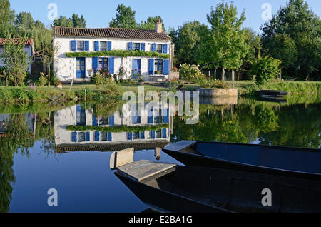 Frankreich, Deux-Sèvres, Marais Poitevin (Poitevin Marsh), Venise Verte (grüne Venedig), Coulon, beschriftete Les Plus Beaux Dörfer de Stockfoto