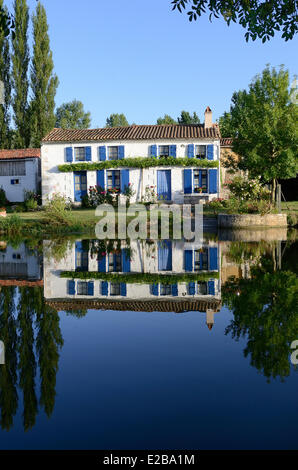 Frankreich, Deux-Sèvres, Marais Poitevin (Poitevin Marsh), Venise Verte (grüne Venedig), Coulon, beschriftete Les Plus Beaux Dörfer de Stockfoto