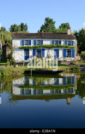 Frankreich, Deux-Sèvres, Marais Poitevin (Poitevin Marsh), Venise Verte (grüne Venedig), Coulon, beschriftete Les Plus Beaux Dörfer de Stockfoto