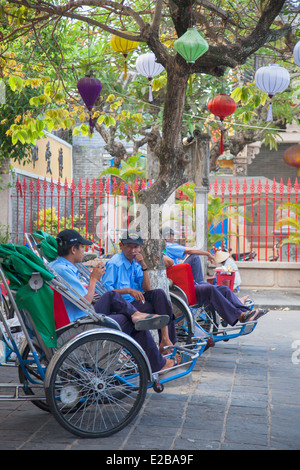 Männer sitzen in Cyclos, Hoi an ein (UNESCO Weltkulturerbe), Quang Schinken, Vietnam Stockfoto