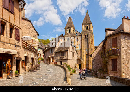 Frankreich, stoppen Aveyron, Conques, Les Plus Beaux Dörfer de France (The Most Beautiful Dörfer Frankreichs), beschriftet auf El Camino de Santiago, 11. und 12. Jahrhundert Sainte Foy Abtei, Weltkulturerbe der UNESCO, ein Meisterwerk der romanischen Kunst Stockfoto