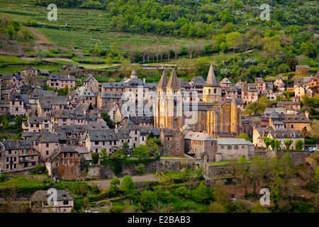 Frankreich, stoppen Aveyron, Conques, Les Plus Beaux Dörfer de France (The Most Beautiful Dörfer Frankreichs), beschriftet auf El Camino de Santiago, 11. und 12. Jahrhundert Sainte Foy Abtei, Weltkulturerbe der UNESCO, ein Meisterwerk der romanischen Kunst Stockfoto