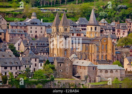 Frankreich, stoppen Aveyron, Conques, Les Plus Beaux Dörfer de France (The Most Beautiful Dörfer Frankreichs), beschriftet auf El Camino de Santiago, 11. und 12. Jahrhundert Sainte Foy Abtei, Weltkulturerbe der UNESCO, ein Meisterwerk der romanischen Kunst Stockfoto