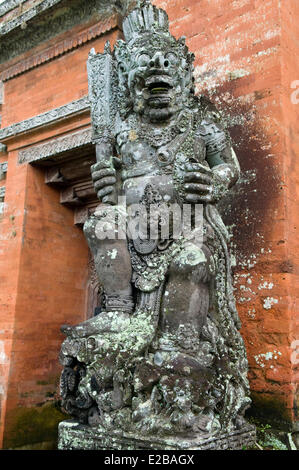 Indonesien, Bali, Mengwi, königlicher Taman Ayun Tempel des sechzehnten Jahrhunderts, steinerne Statue vor dem Torhaus-Eintrag Stockfoto