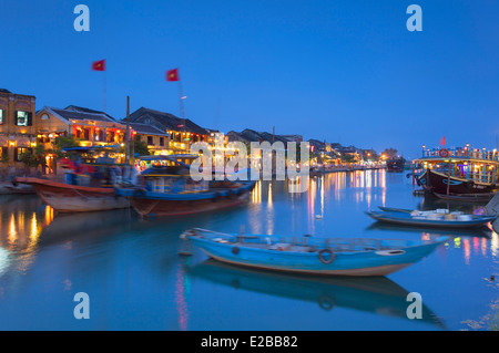 Boote am Thu Bon Fluss in der Abenddämmerung, Hoi an ein (UNESCO Weltkulturerbe), Quang Ham, Vietnam Stockfoto