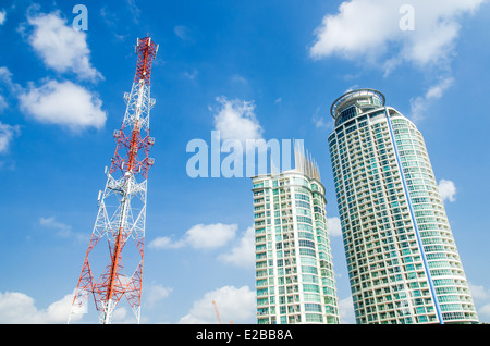 Kommunikation-Antennen, Radio Telefon Handy-Antennen am blauen Himmel Stockfoto